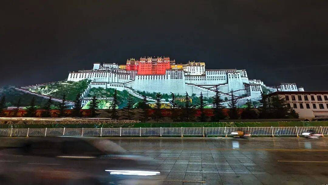 藏这份来自雪域圣境下的非凡攻略pg电子首页开宾利进藏！请收(图1)